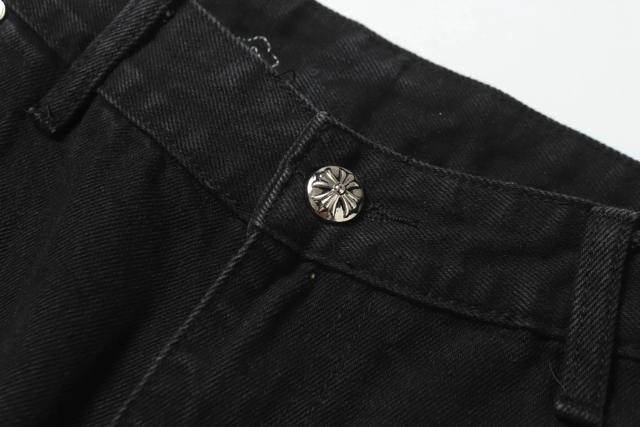 KE9101 P280 The only correct leather label version on the market Chrome Hearts CH Cross embroidered American style washed patchwork leather lumberjack workwear jeans Top ceiling quality 100% correct version The correct version is here!  Believe me this must be the best quality you will ever come across! ! Excellent value for money! !  Styles with different washes and textures are very friendly to people with thin legs and thick legs. The straight version is very flattering to the shape of the legs. The moderate length is timeless and easy to match. It is the basis of various styles and a must-have in the wardrobe! ! Add a little stacking to make the atmosphere easy to control. The fabric is stiff but the upper body is soft without losing texture. The sides and cuffs of some styles have a bone-wash effect. It’s really hard not to love it!  ✅Correctly customize the Croxin metal leather label on the back panel. It is definitely not sold directly with the cross on the finished jeans. 1:1 copying strives for excellence and the details are perfectly grasped. ✅The cross leather label is clear and smooth. Exquisite turning top craftsmanship. ✅Buttons, zippers and hardware are all customized versions of the Croxin LOGO. ✅High-cost washing process. Size: 28 30 32 34 36